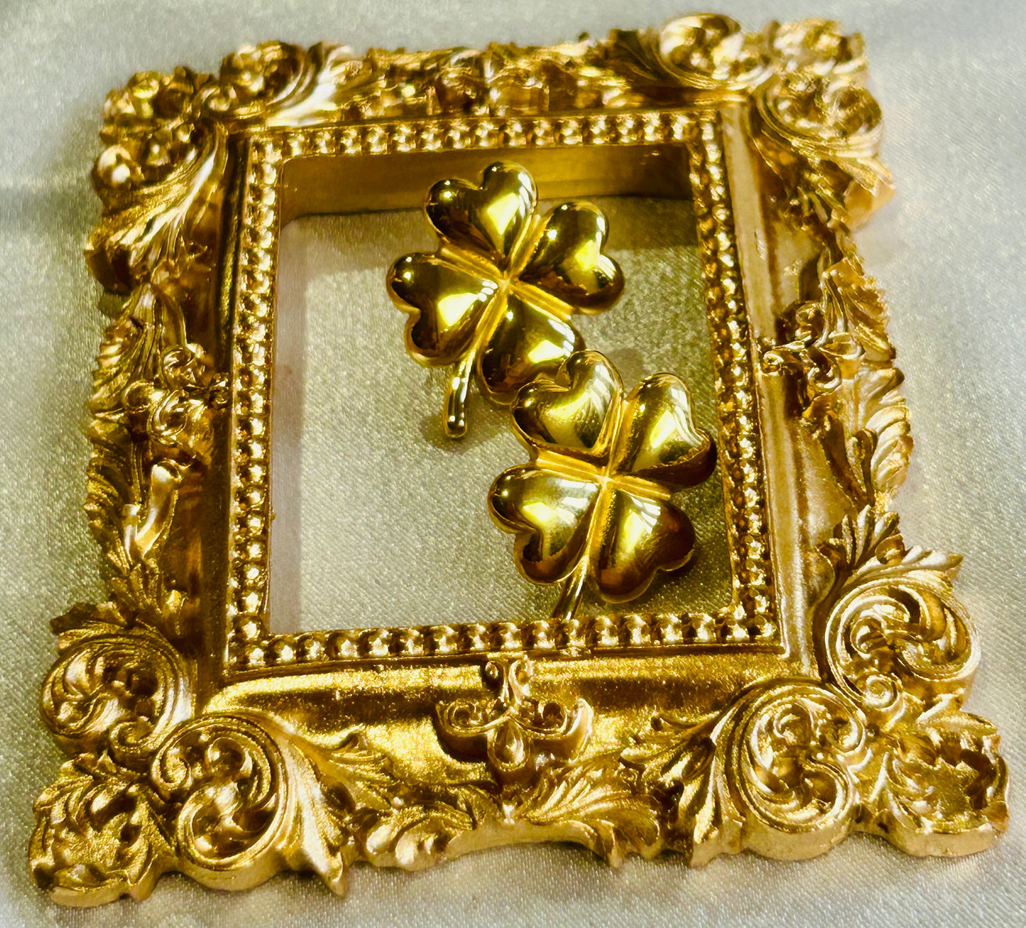 Four Leaf Clover Stud Earring in gold ornate setting.