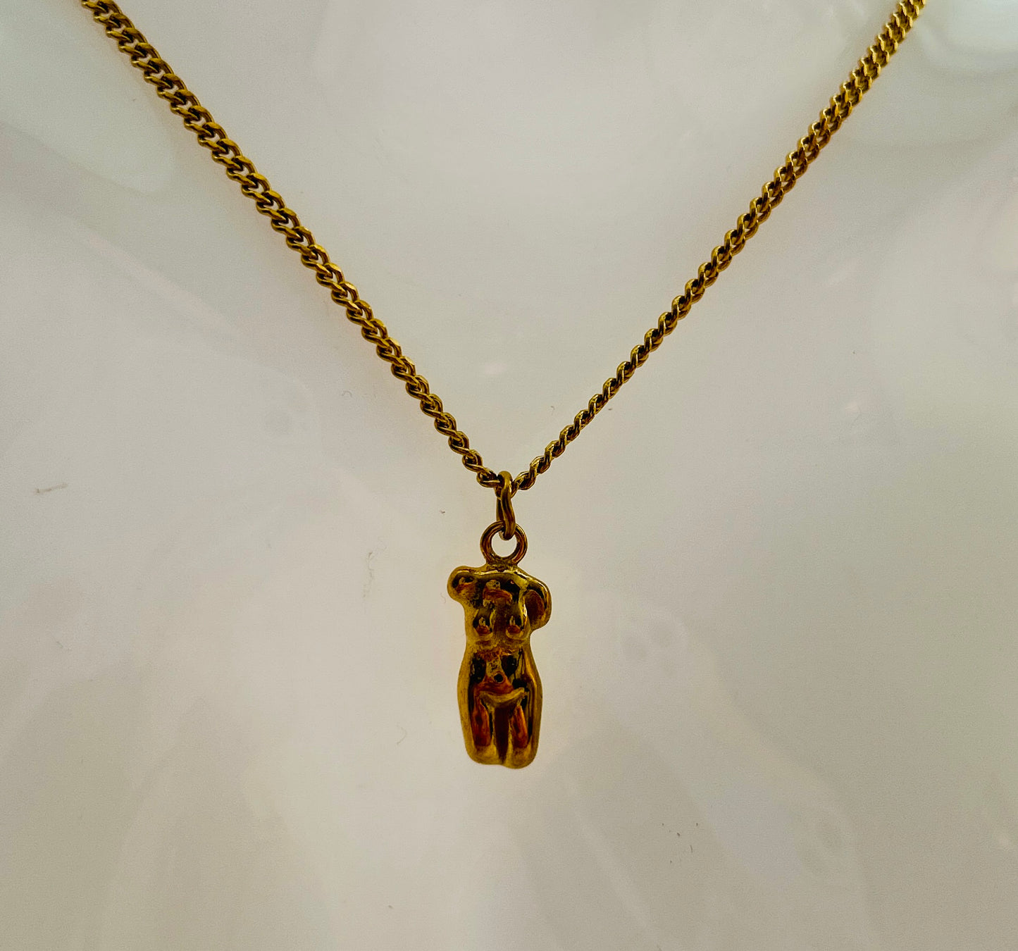 Feminine Body Pendant Necklace – Stainless Steel Gold Plated – Minimalist Woman Form Jewellery