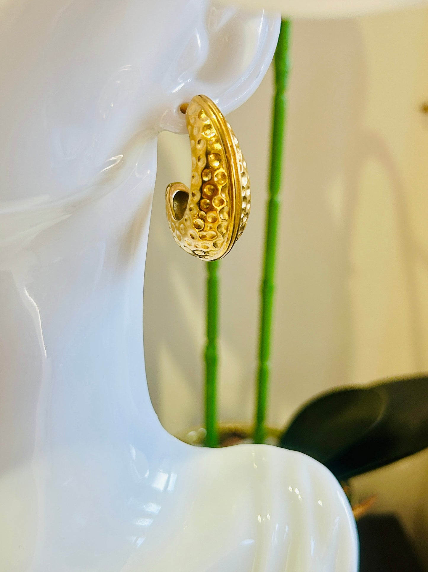 Moon shape hammer earring in 18k gold-coated stainless steel.