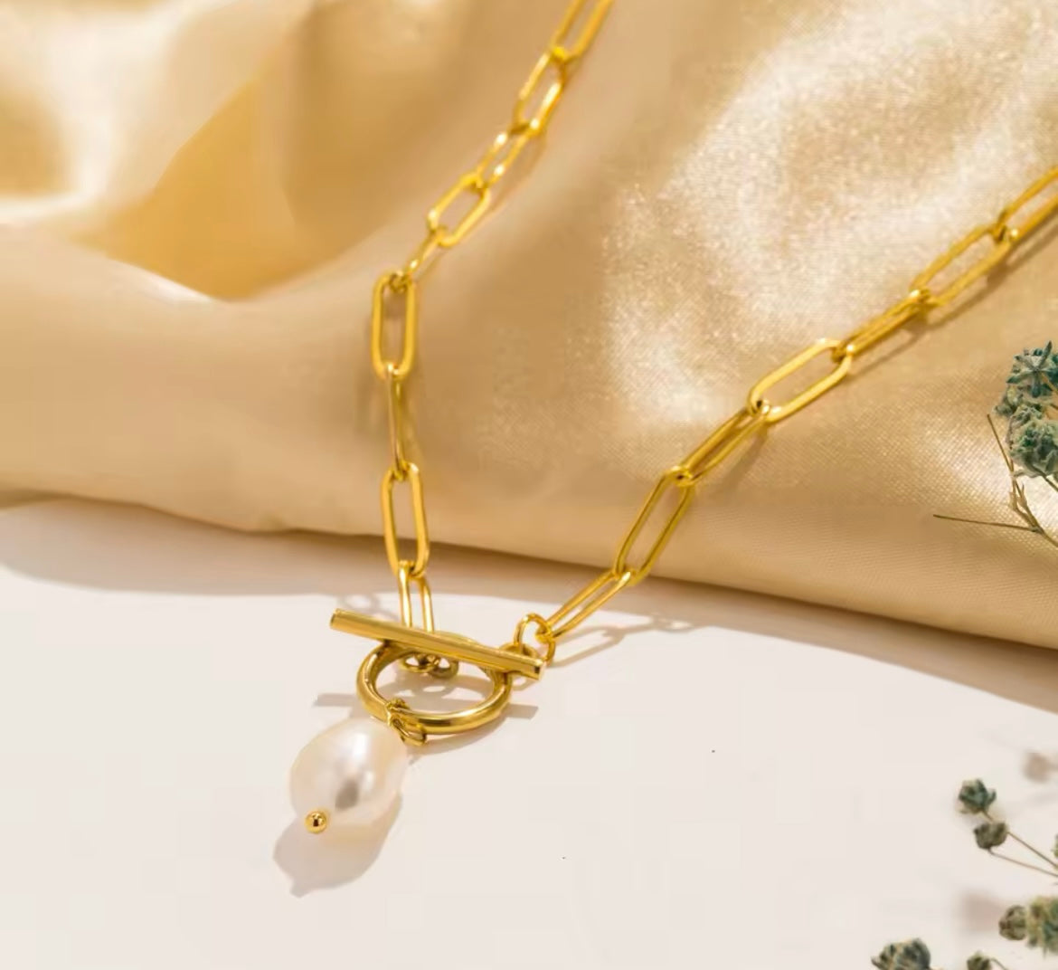Timeless Pearl Toggle Chain Necklace – Stainless Steel & Gold-Plated
