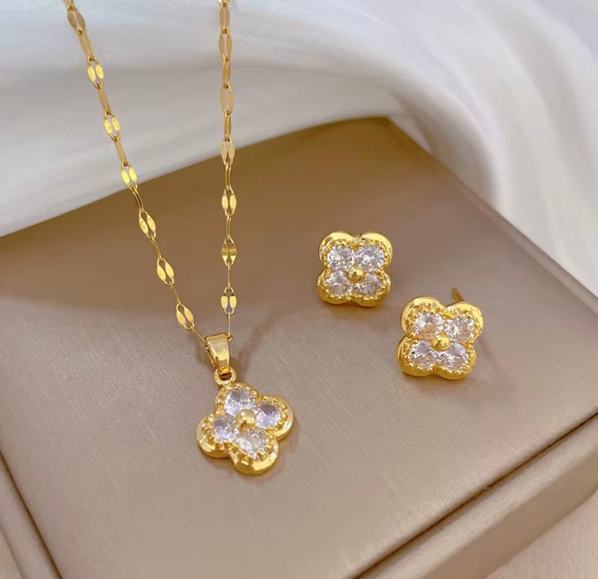 Crystal Clover Set – 18K Gold Plated Stainless Steel