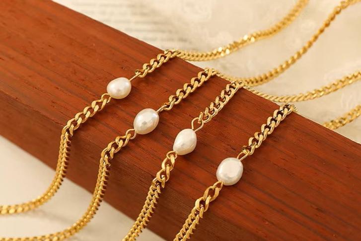 Fresh Water Pearl Pendant Choker Necklace with 18K Gold Plated Chain.