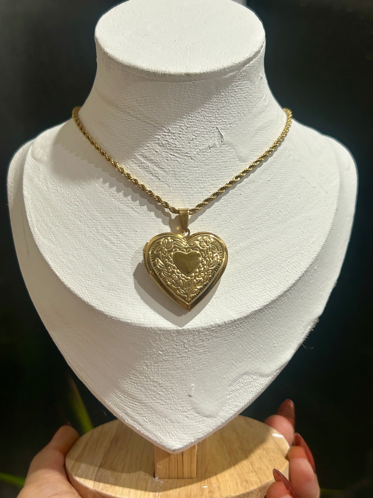 Golden Heart Keepsake Locket Necklace – Medium (29mm)