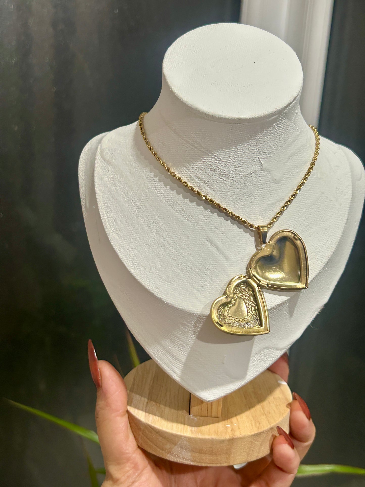 Golden Heart Keepsake Locket Necklace – Medium (29mm)