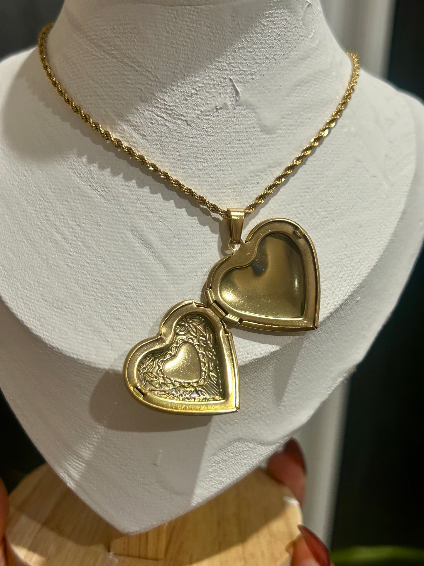 Golden Heart Keepsake Locket Necklace – Medium (29mm)