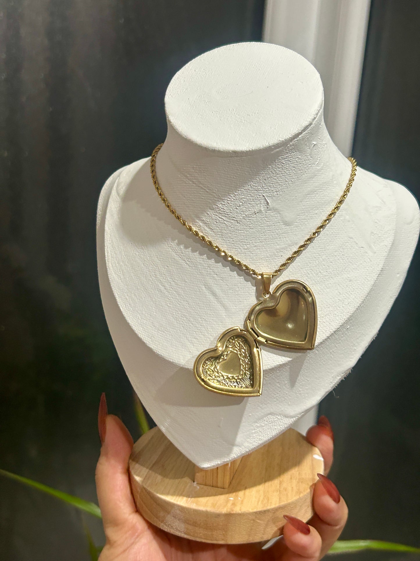 Golden Heart Keepsake Locket Necklace – Medium (29mm)