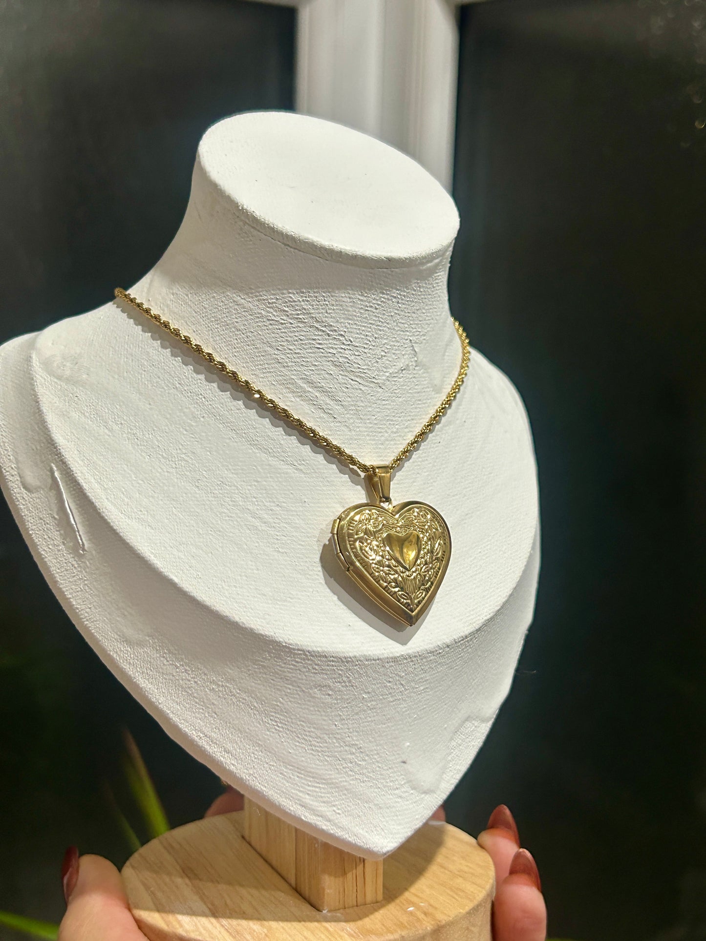 Golden Heart Keepsake Locket Necklace – Medium (29mm)