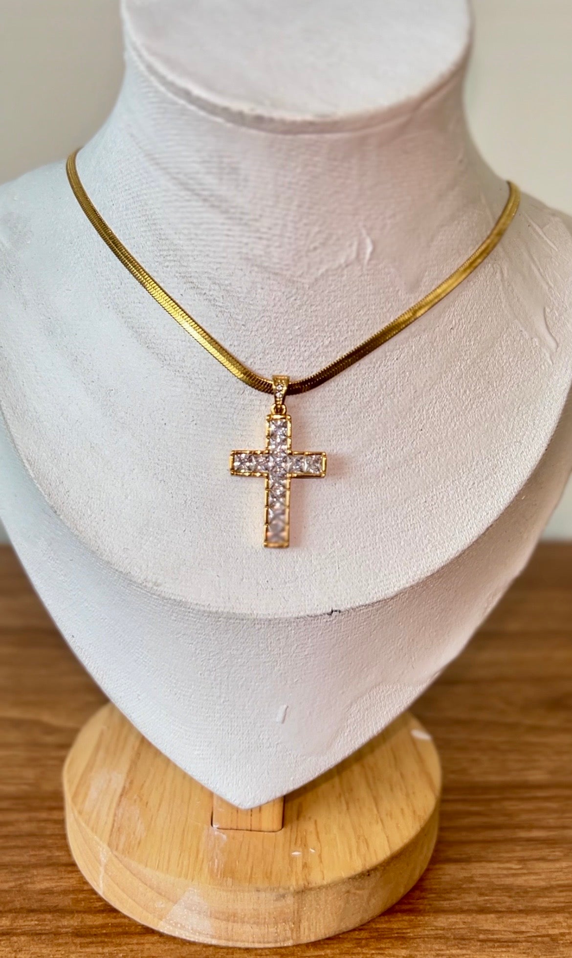 Radiant Cross Pendant Necklace – 18K PVD Gold Plated Stainless Steel