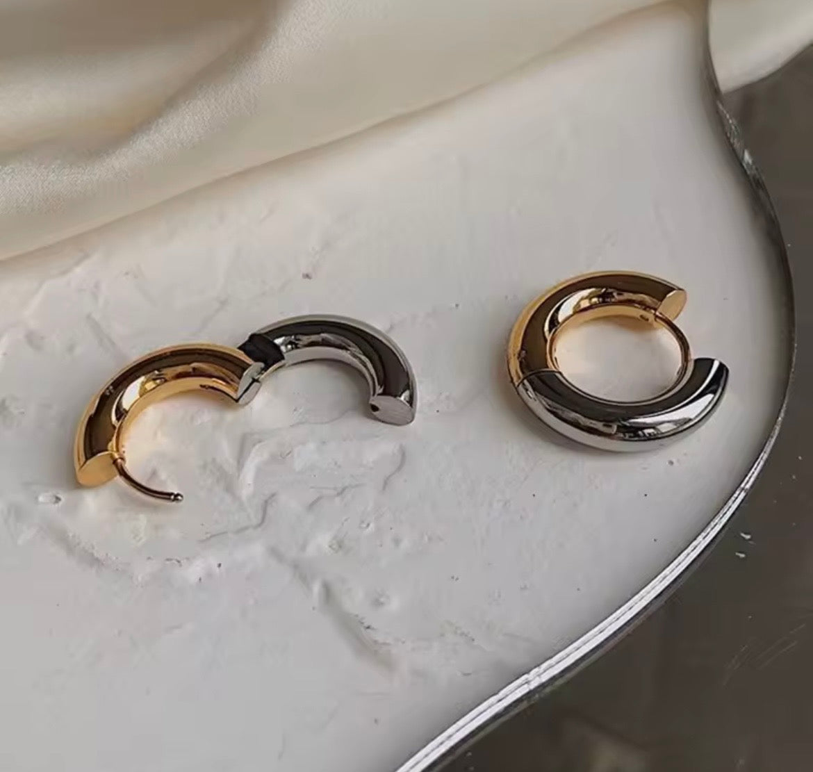 Two-Tone Chunky Oval Hoop Earrings – 18K Gold Plated Stainless Steel (Waterproof)