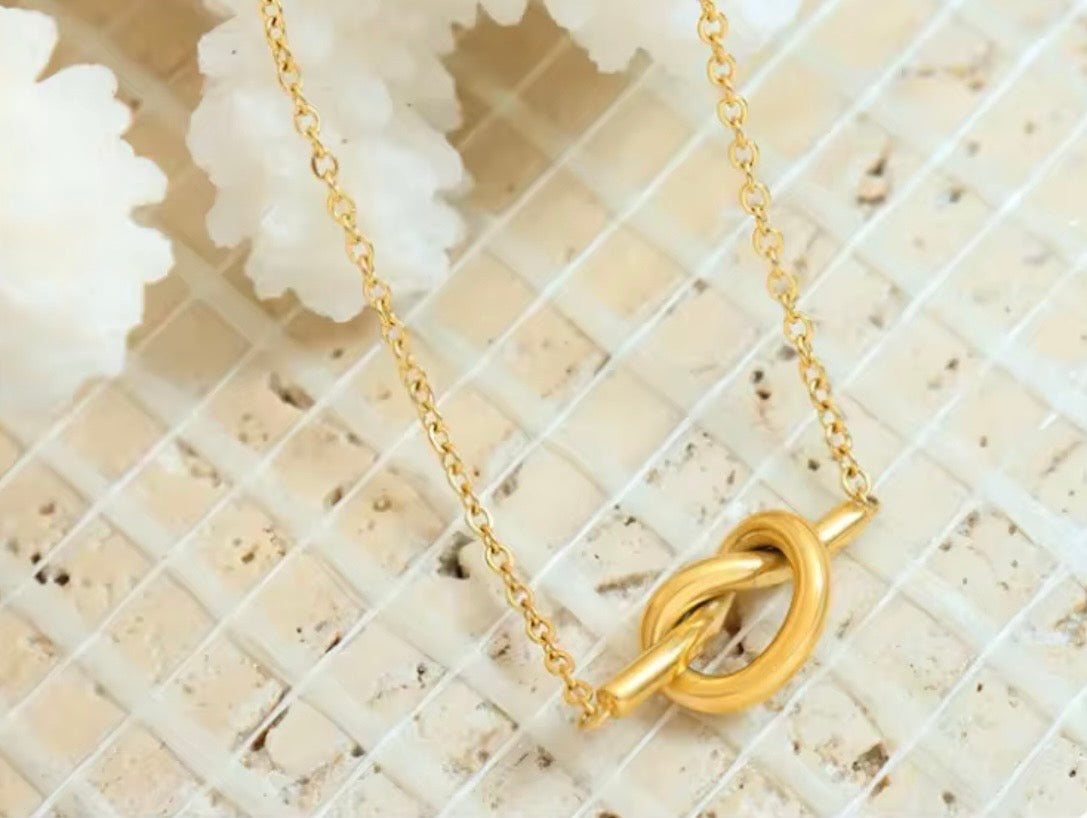 Eternal Knot Necklace – Waterproof Stainless Steel