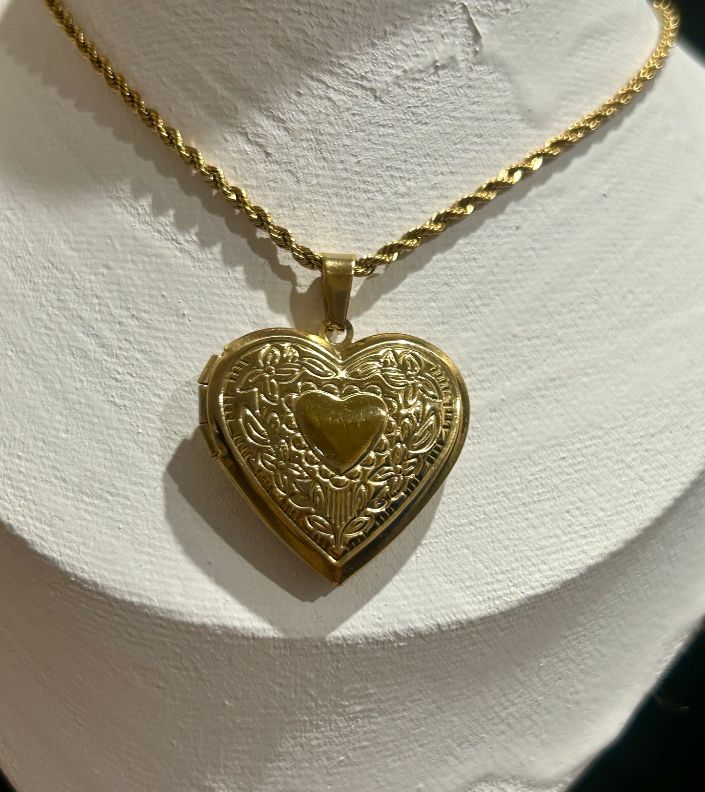 Golden Heart Keepsake Locket Necklace – Medium (29mm)