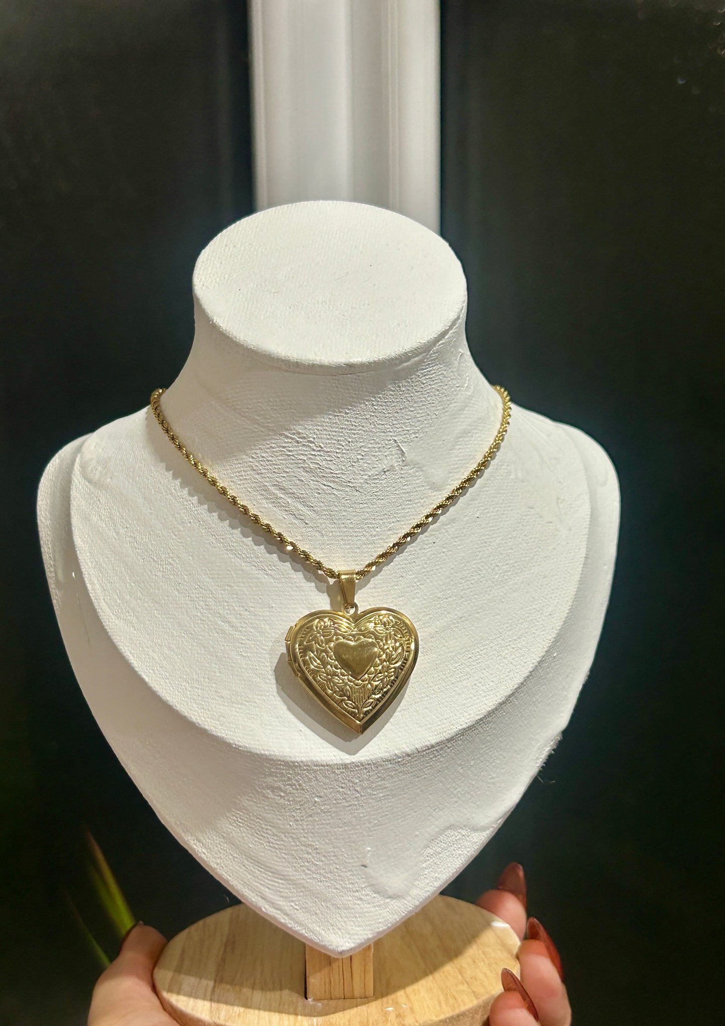 Golden Heart Keepsake Locket Necklace – Medium (29mm)